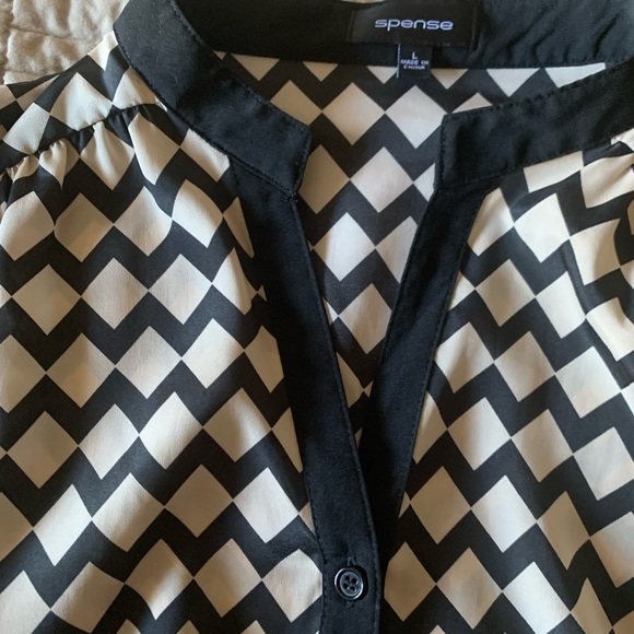 Ladies top cream color with fun zigzag black pattern. - Picture 1 of 4